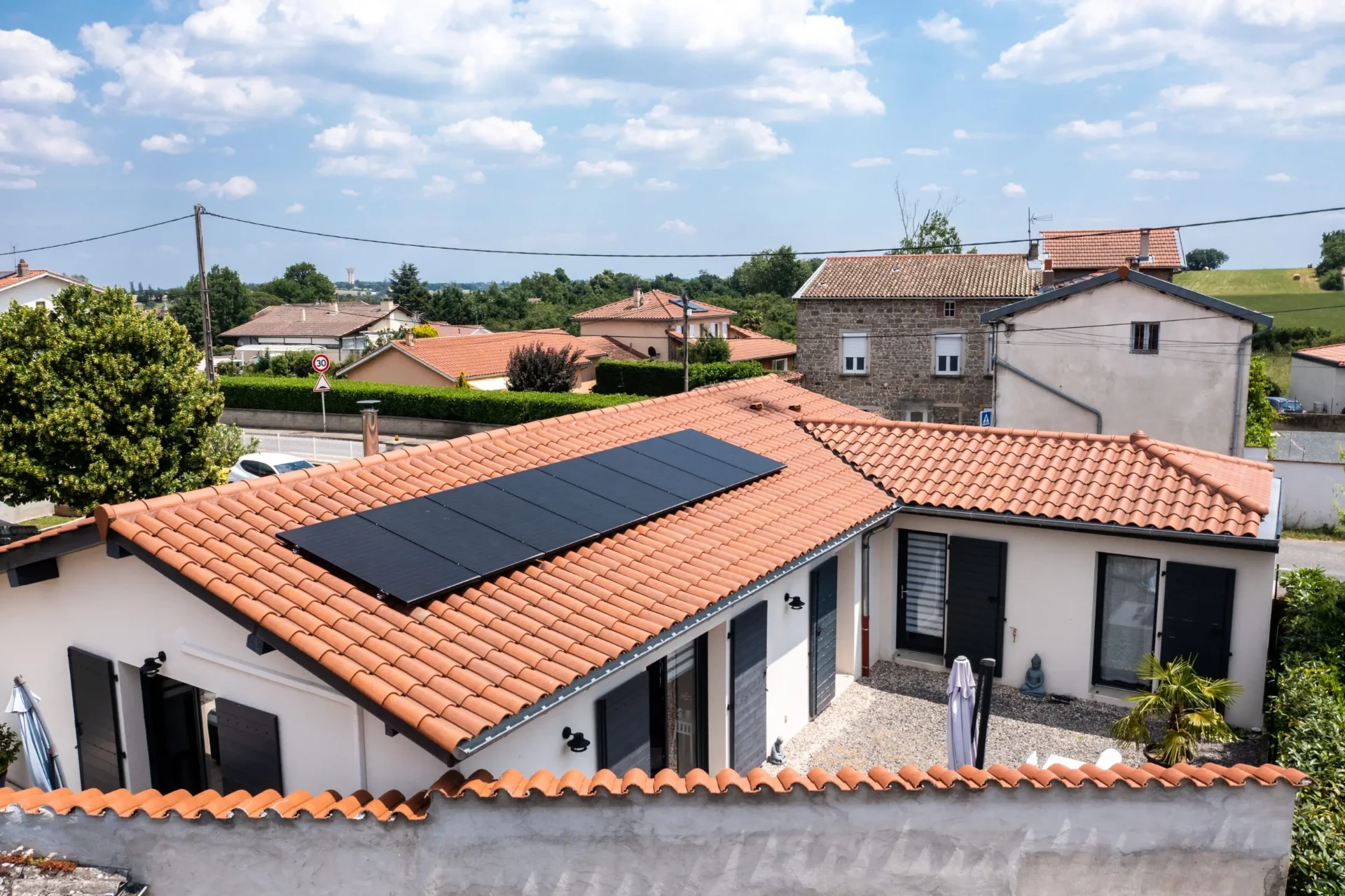 Installation de panneaux solaires sur la toiture d'une maison individuelle