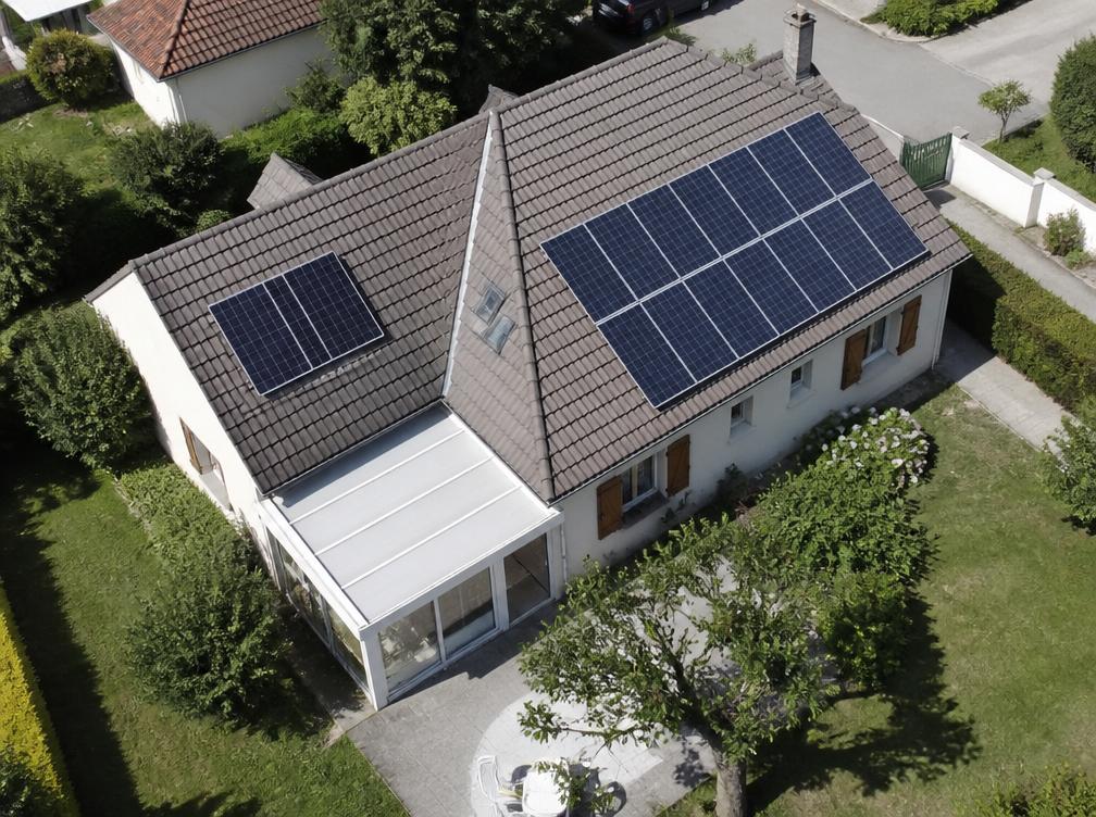 Vue aérienne d'une toiture équipée de panneaux photovoltaïques