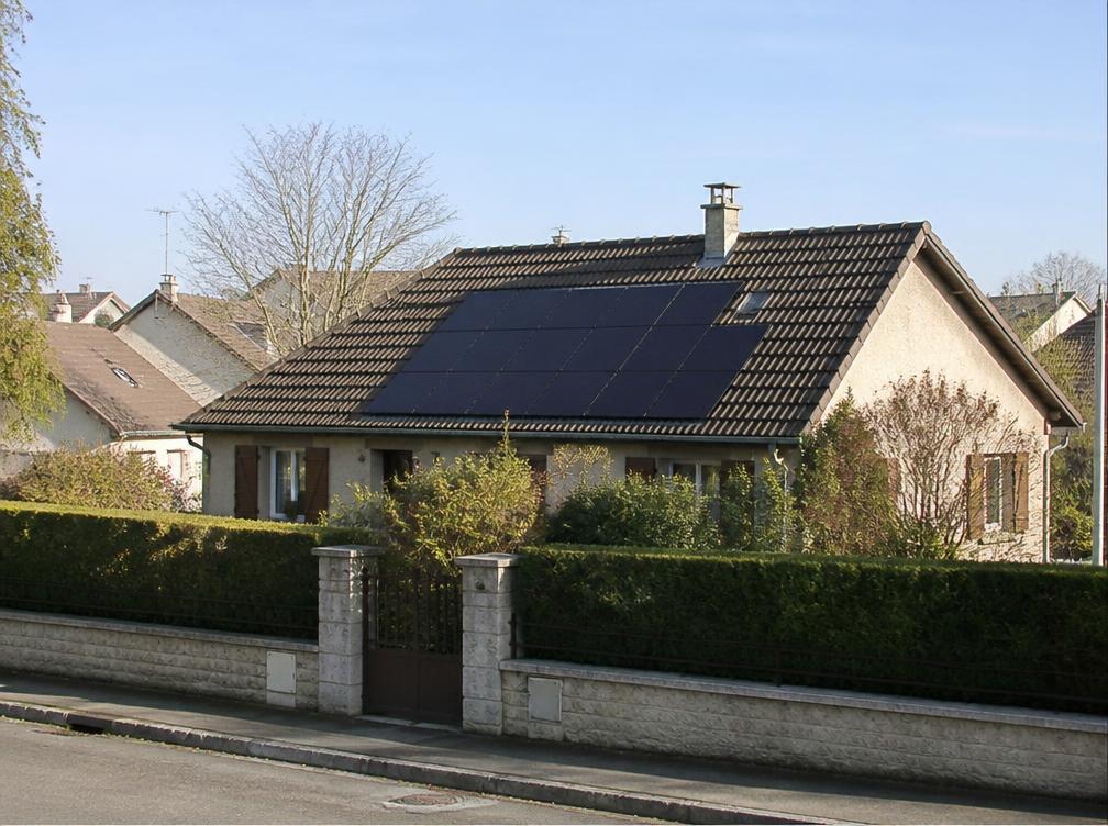 Maison pavillonnaire avec panneaux solaires sur la toiture